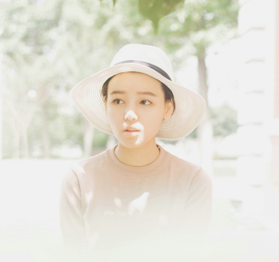 点击大图看下一张:夏日阳光下粉嫩草帽妹子清丽可人