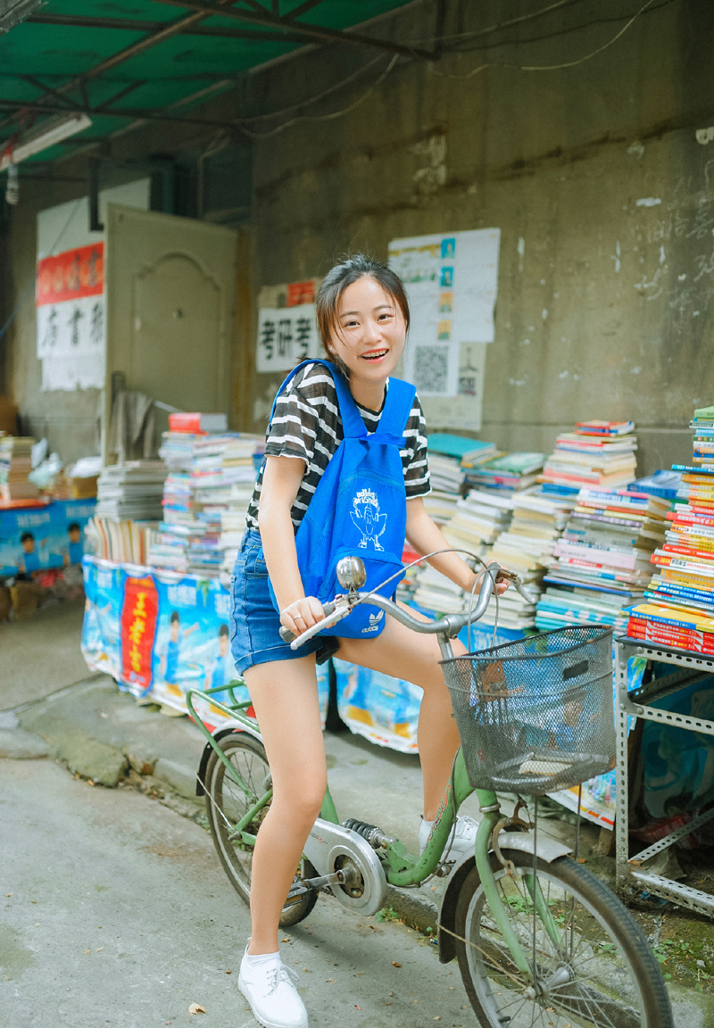 点击大图看下一张：清纯学生妹活力写真可爱十足