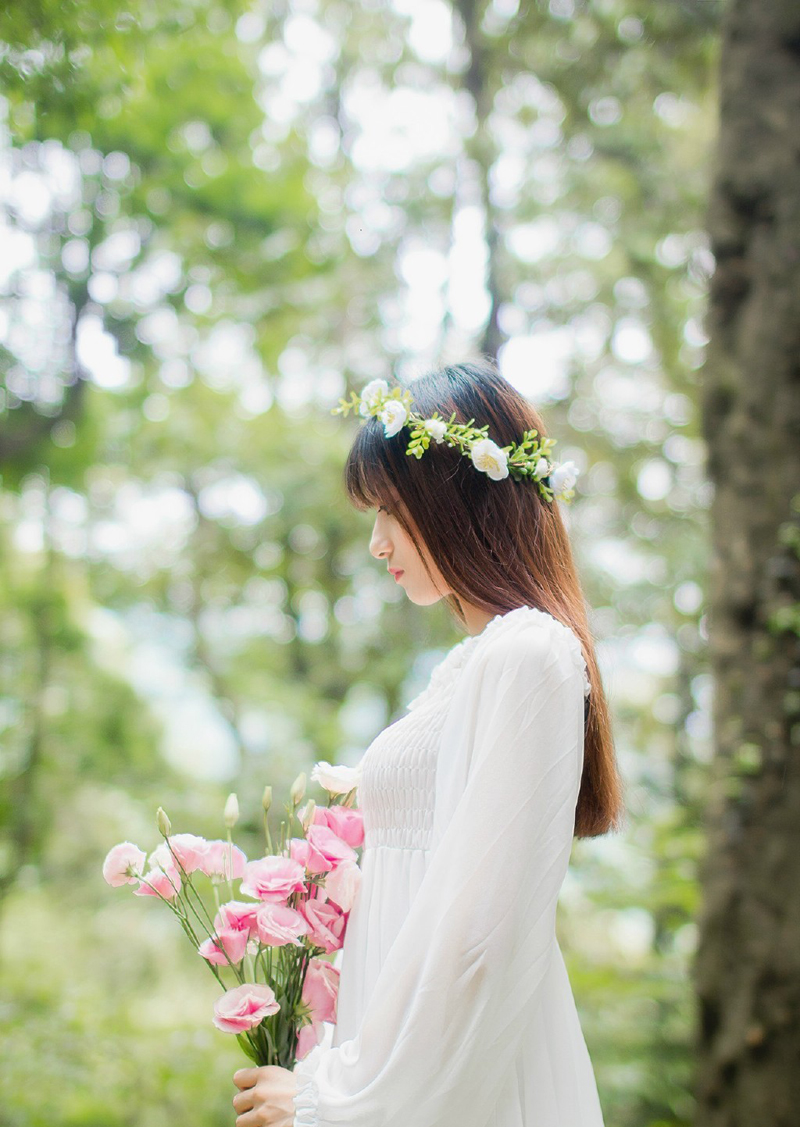 点击大图看下一张：单眼皮花环少女丛林写真温婉如玉