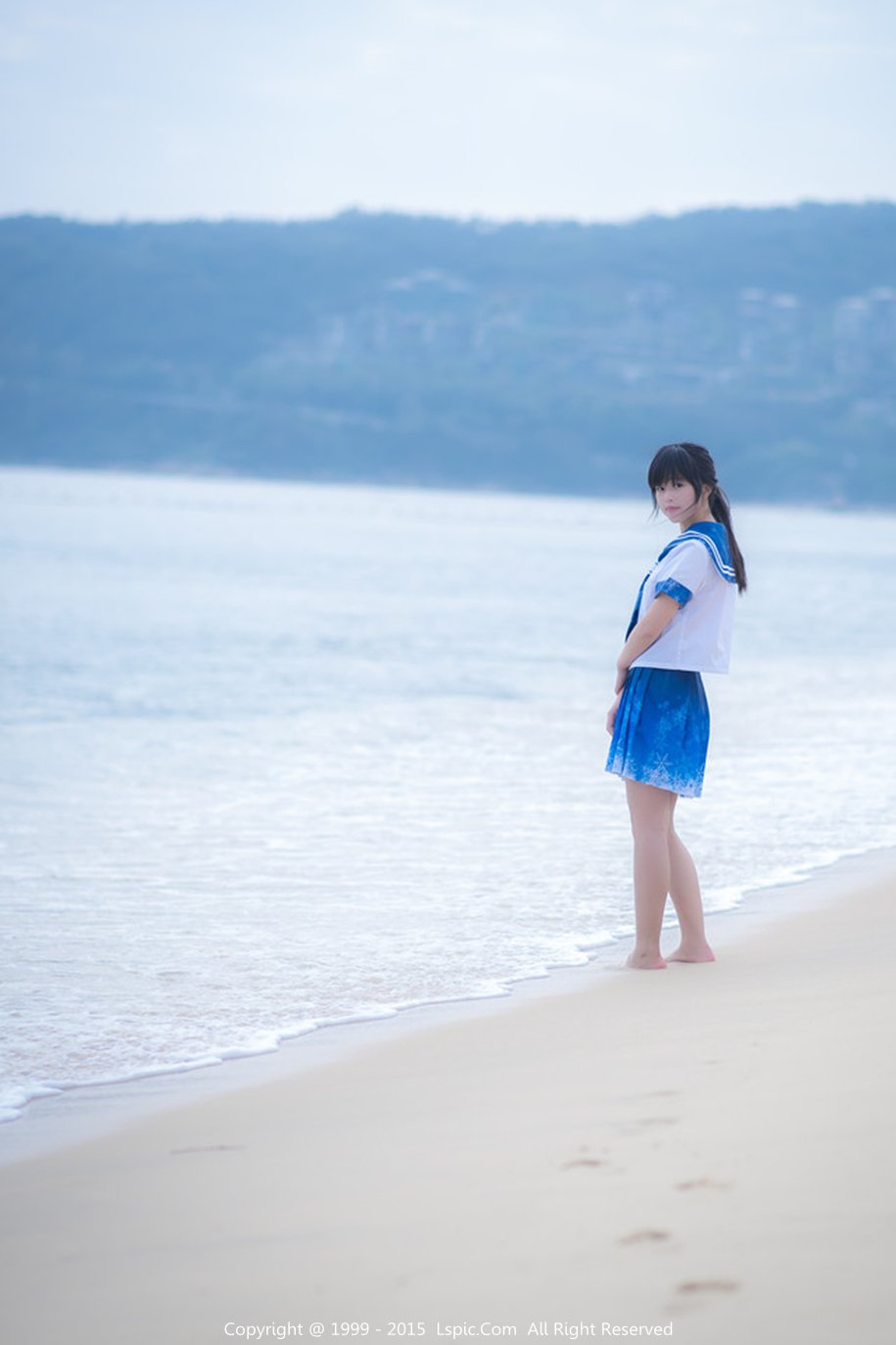 点击大图看下一张：天涯海角海边光着玉足漫步的水手服少女
