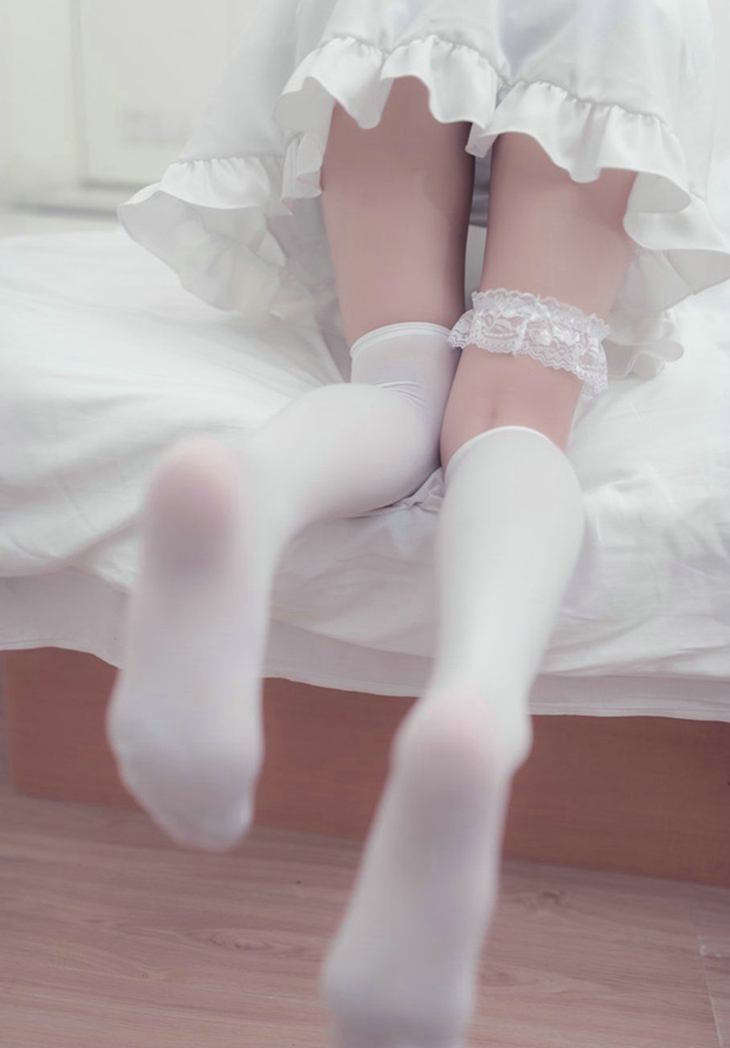 点击大图看下一张：粉嫩白衣少女的白色长筒丝袜极致诱惑