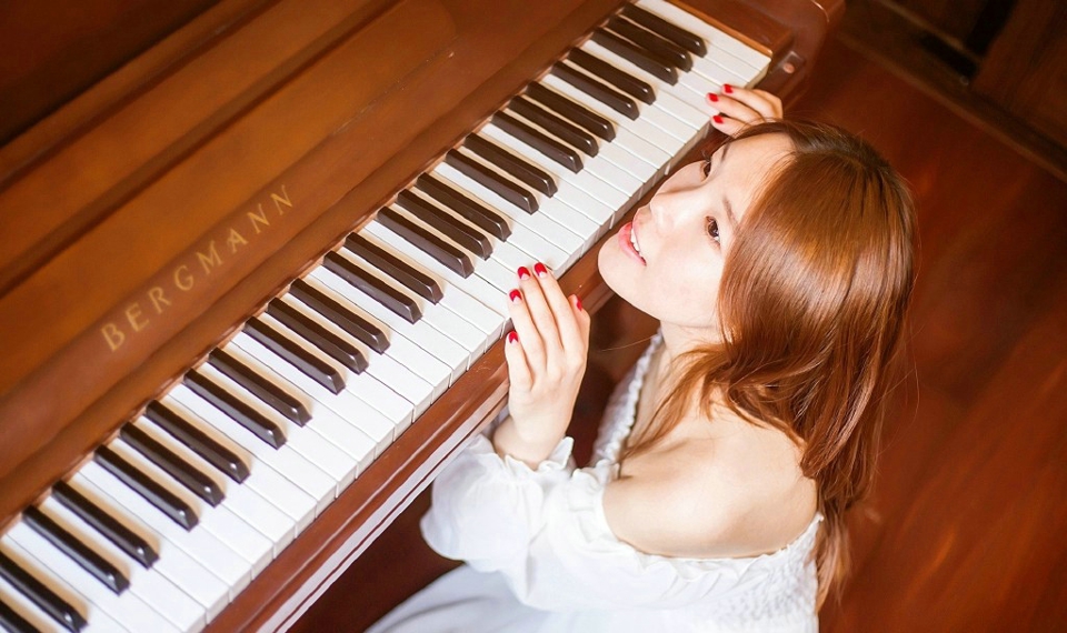 点击大图看下一张：气质钢琴少女一字肩白裙文艺淡雅