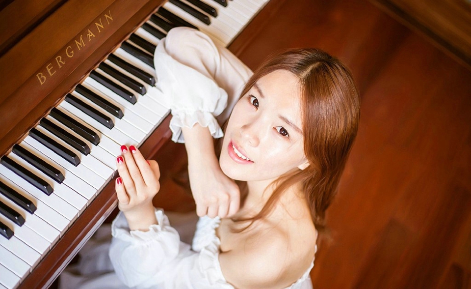点击大图看下一张：气质钢琴少女一字肩白裙文艺淡雅