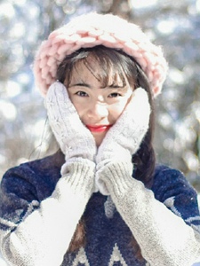 雪地里的粉色毛线帽美女娇艳甜美