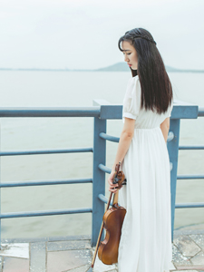 小提琴少女白皙长裙海边长发飘逸唯美写真