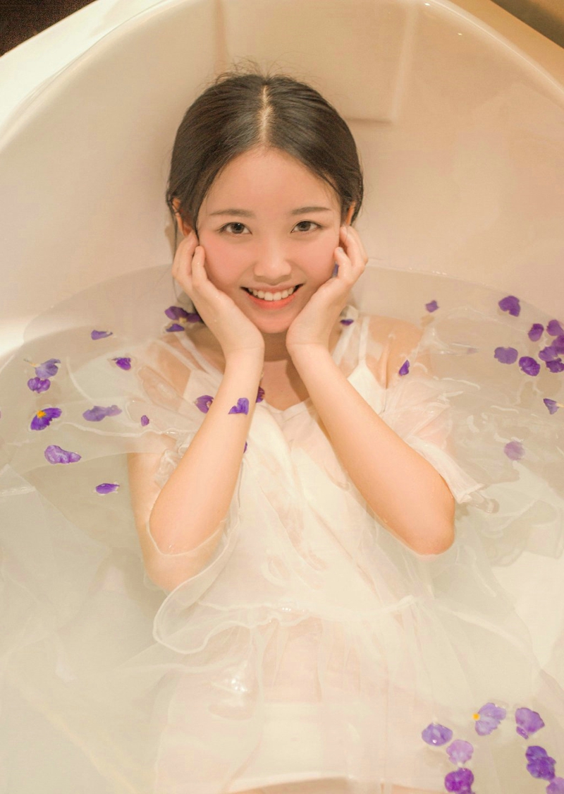 点击大图看下一张：纯真少女浴缸湿身蕾丝透视花瓣