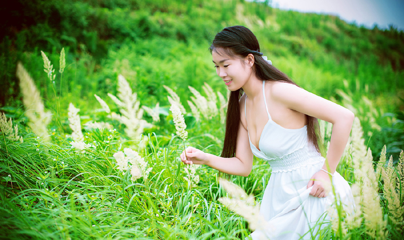 点击大图看下一张：清新少女田野草丛奔跑写真魅力无限