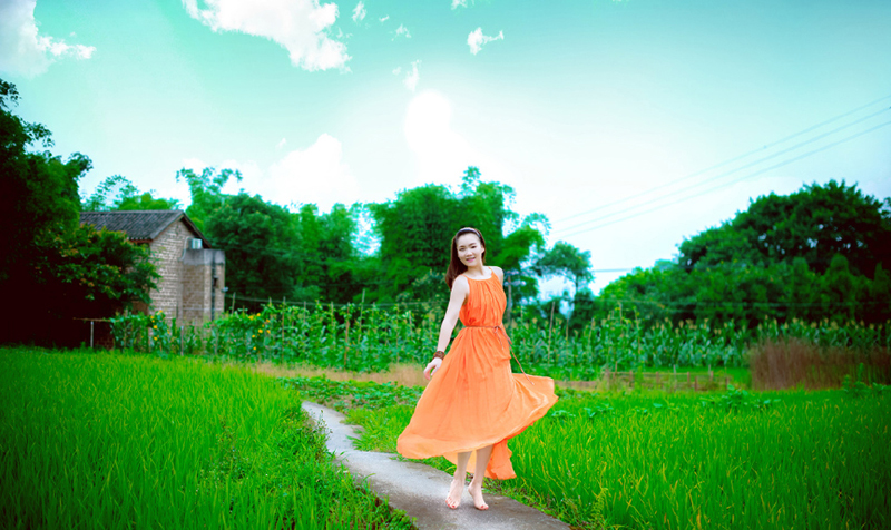 点击大图看下一张：清新少女田野草丛奔跑写真魅力无限