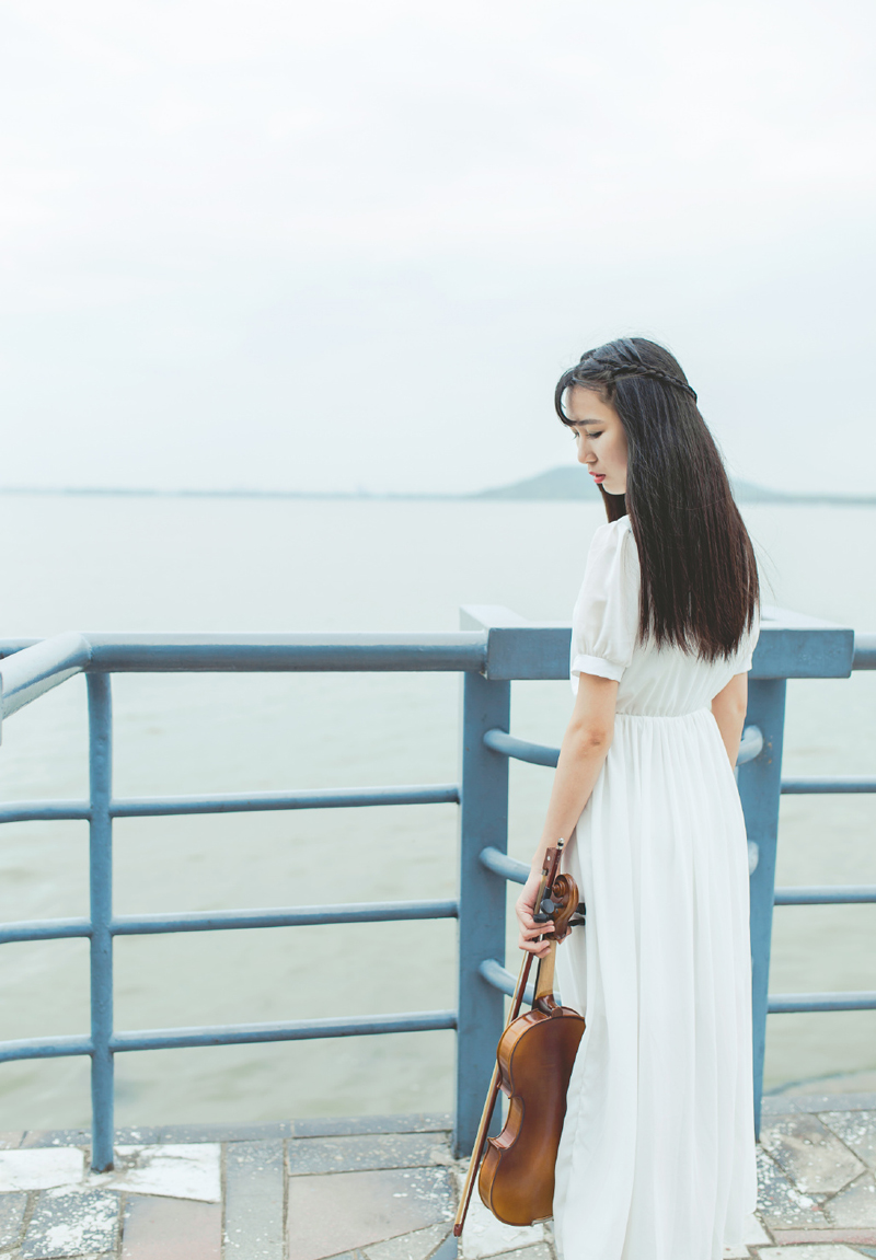 点击大图看下一张：小提琴少女白皙长裙海边长发飘逸唯美写真