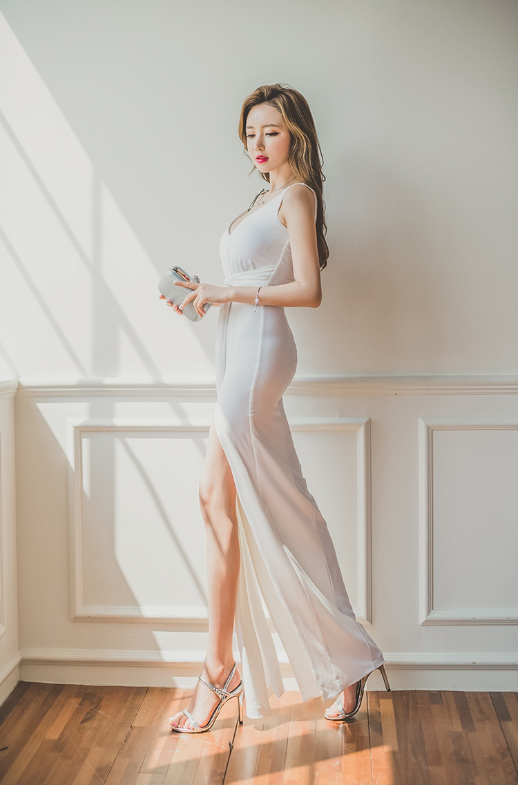 点击大图看下一张：白皙性感美模长裙飘逸室内气质写真