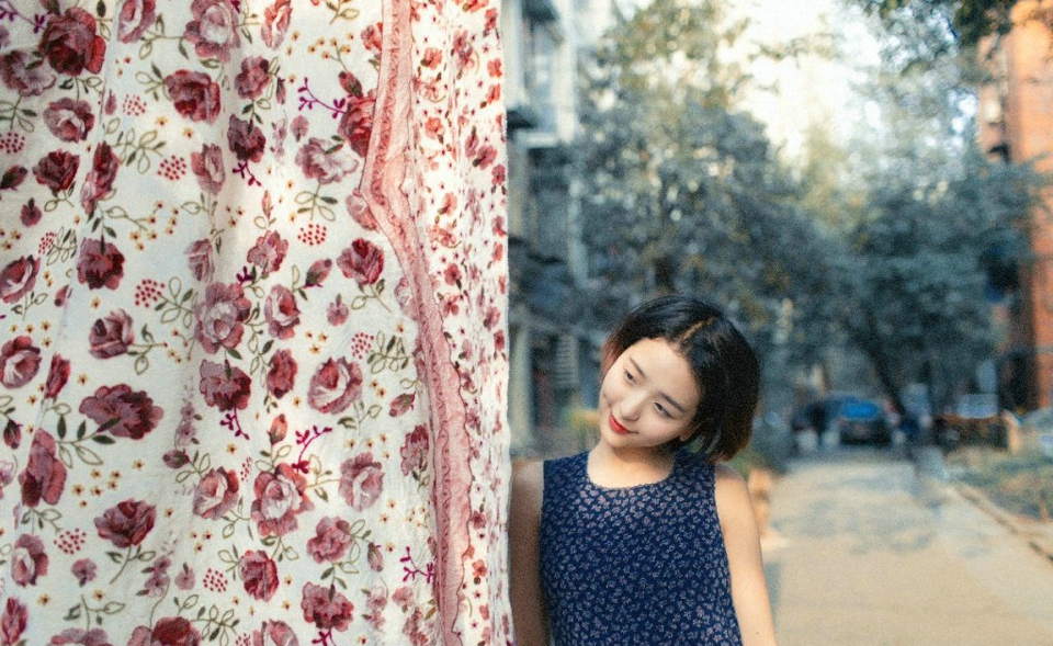 点击大图看下一张:旧城区内的纤瘦短发美女自然笑容迷人