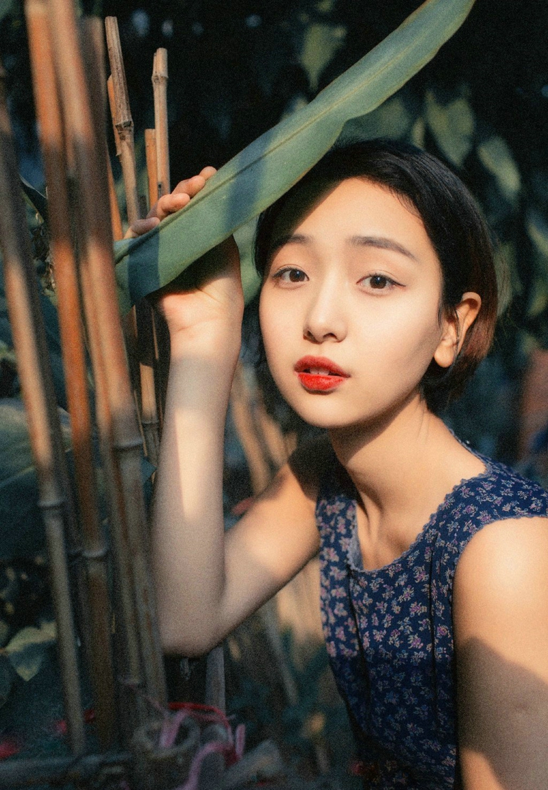 点击大图看下一张:旧城区内的纤瘦短发美女自然笑容迷人