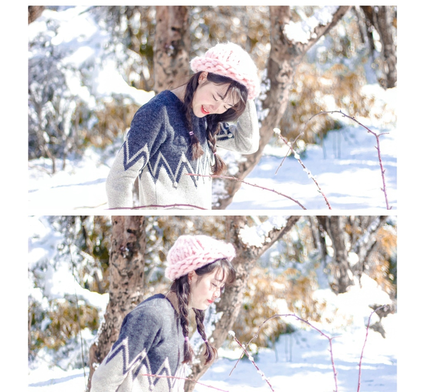 点击大图看下一张：雪地里的粉色毛线帽美女娇艳甜美