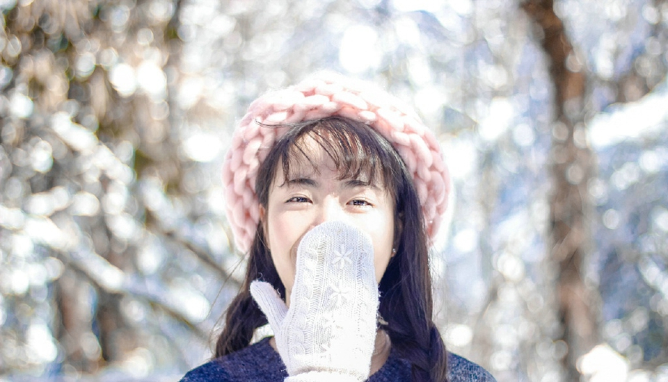 点击大图看下一张：雪地里的粉色毛线帽美女娇艳甜美