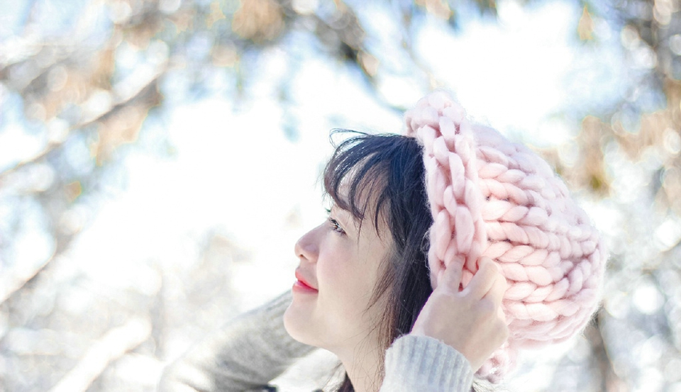 点击大图看下一张：雪地里的粉色毛线帽美女娇艳甜美