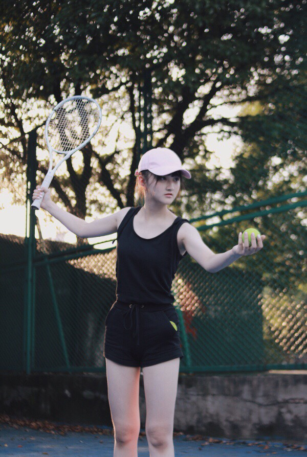 点击大图看下一张：黑色运动服清纯网球少女活力写真完美可人