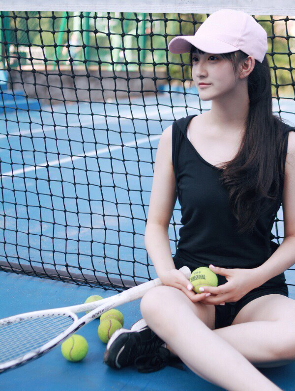 点击大图看下一张：黑色运动服清纯网球少女活力写真完美可人