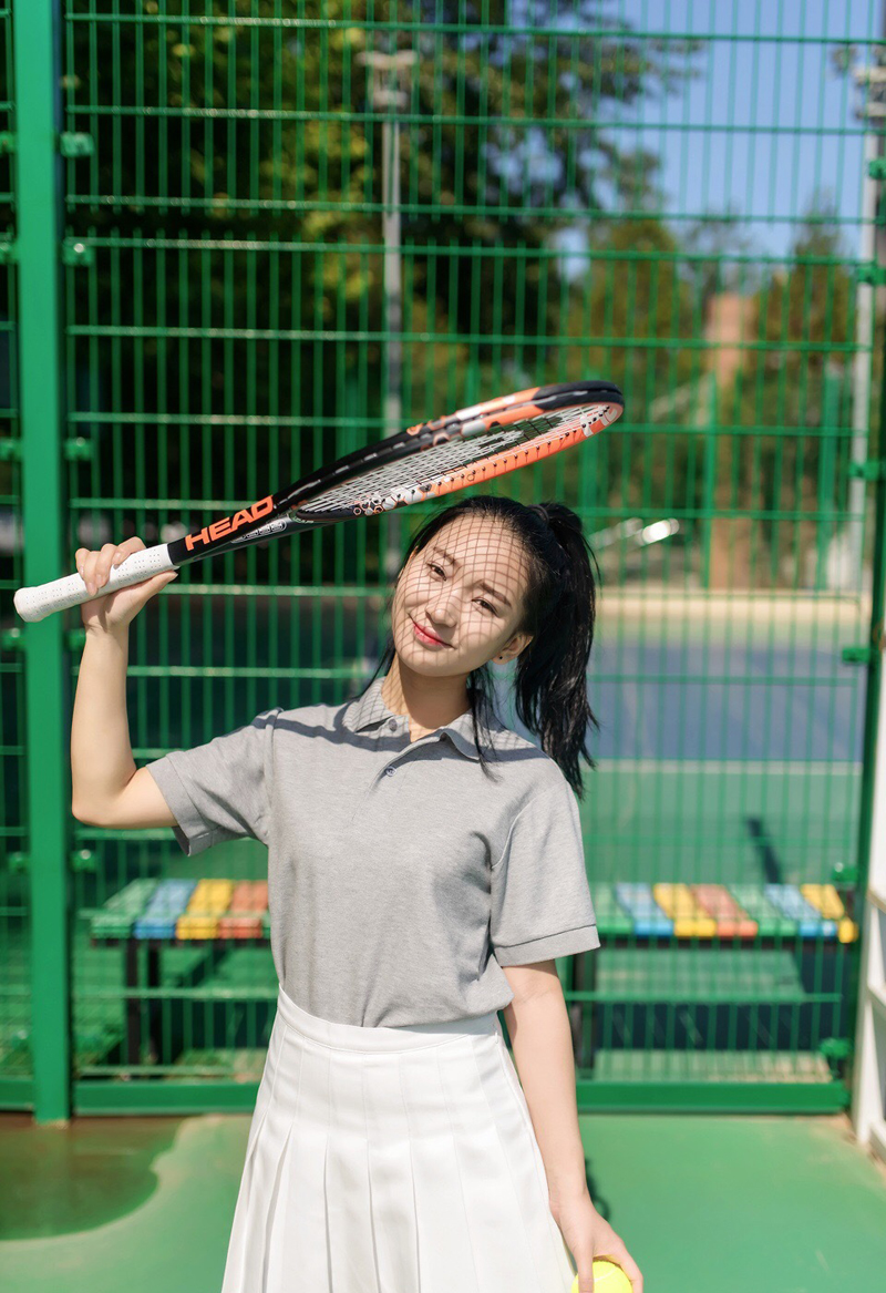 点击大图看下一张：清新马尾网球少女球场运动写真