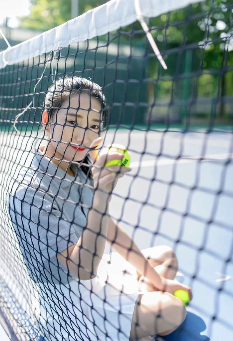 点击大图看下一张：清新马尾网球少女球场运动写真