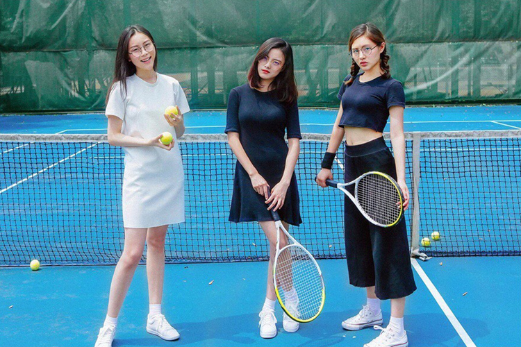 点击大图看下一张：三朵金花网球场运动写真亲密无间