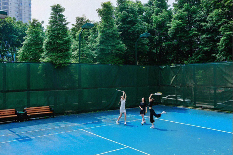 点击大图看下一张：三朵金花网球场运动写真亲密无间