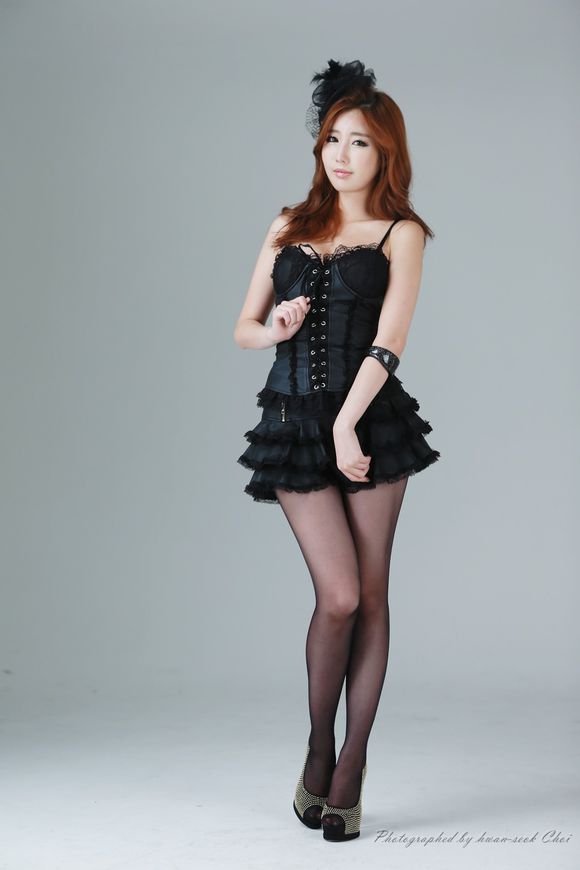 点击大图看下一张：韩国黑丝高跟塑身裙美女白皙气质妩媚动人