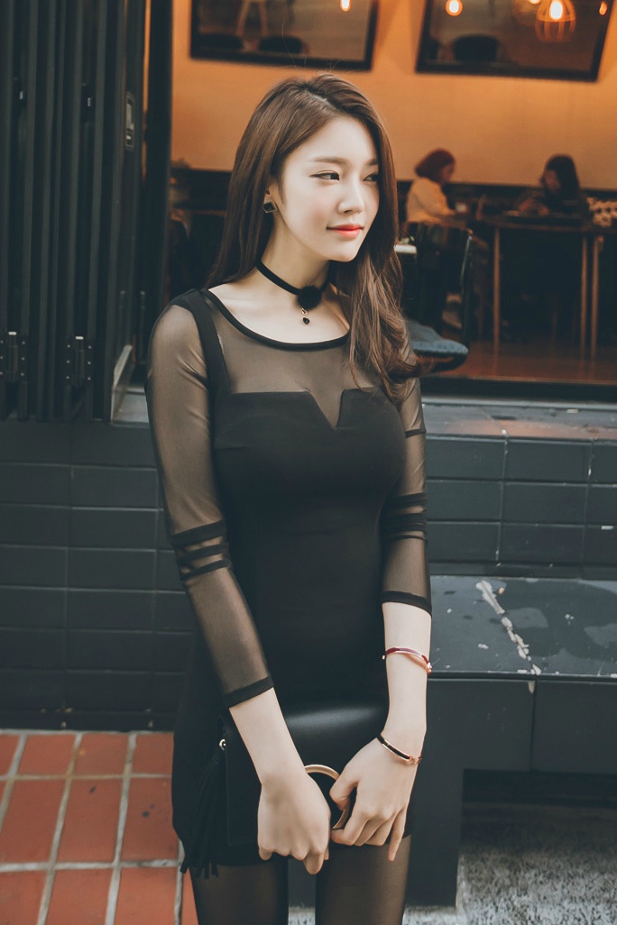 点击大图看下一张：韩国黑丝长腿美女户外街拍靓丽气质写真