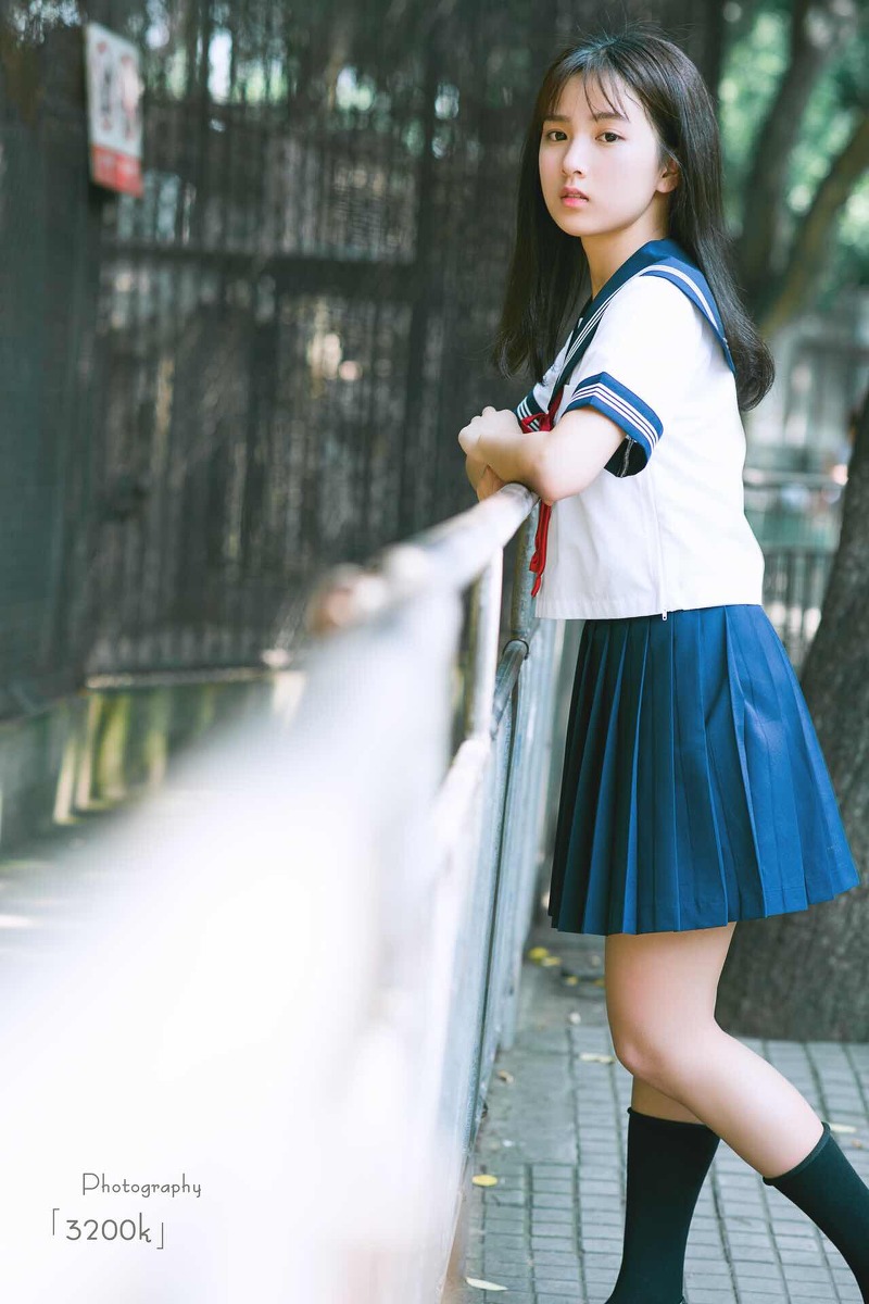 点击大图看下一张：超漂亮的刘海清纯学生妹学生制服超短写真