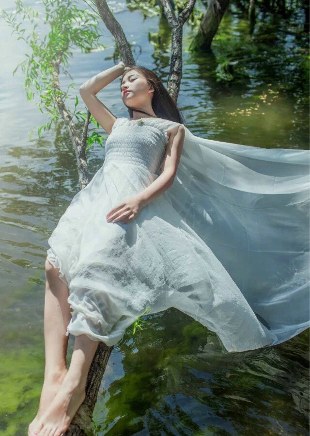点击大图看下一张：湖边上的长发白裙女神宛如仙子