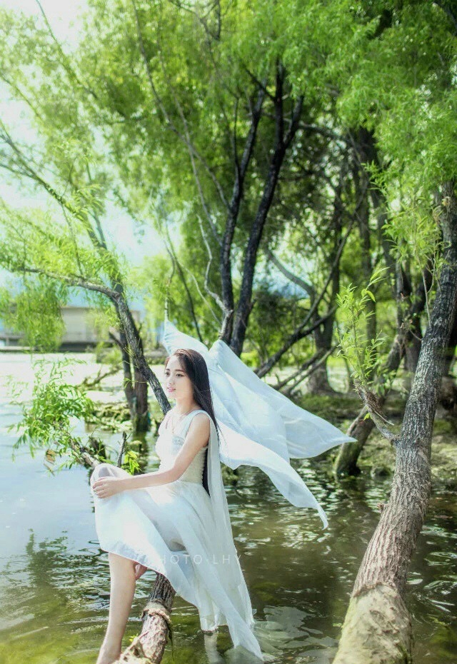点击大图看下一张：湖边上的长发白裙女神宛如仙子