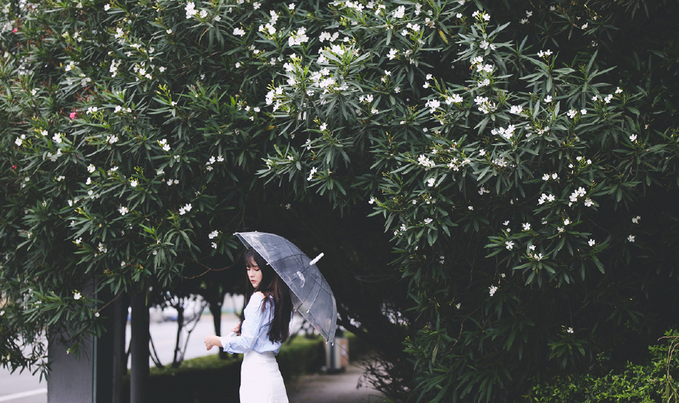 点击大图看下一张：甜美少女雨季户外浪漫写真