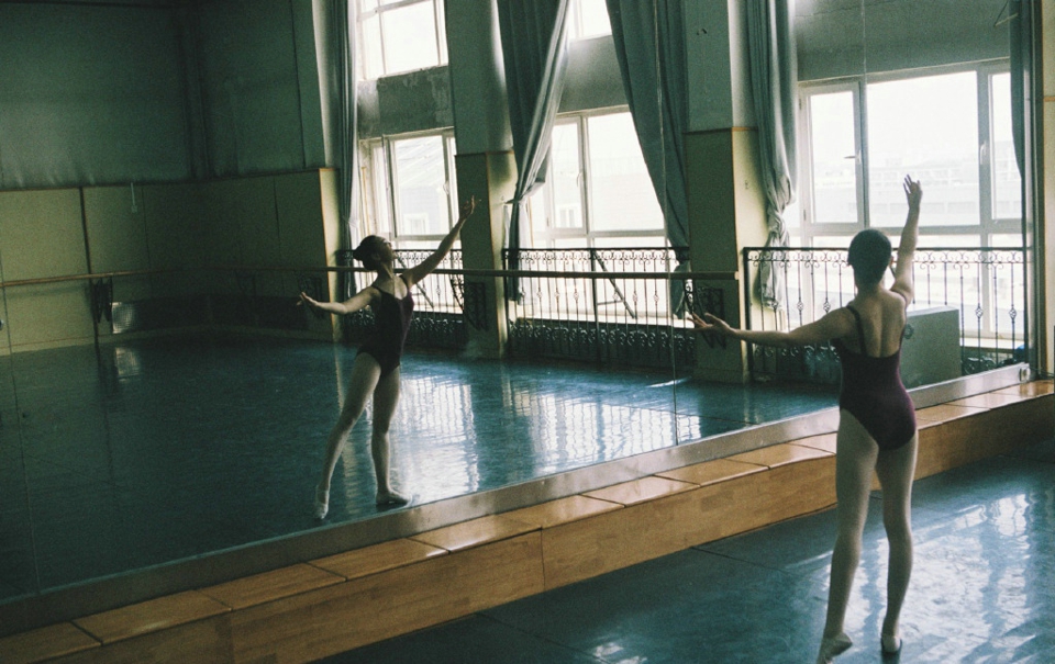 点击大图看下一张：舞蹈房内的芭蕾舞美女气质养眼