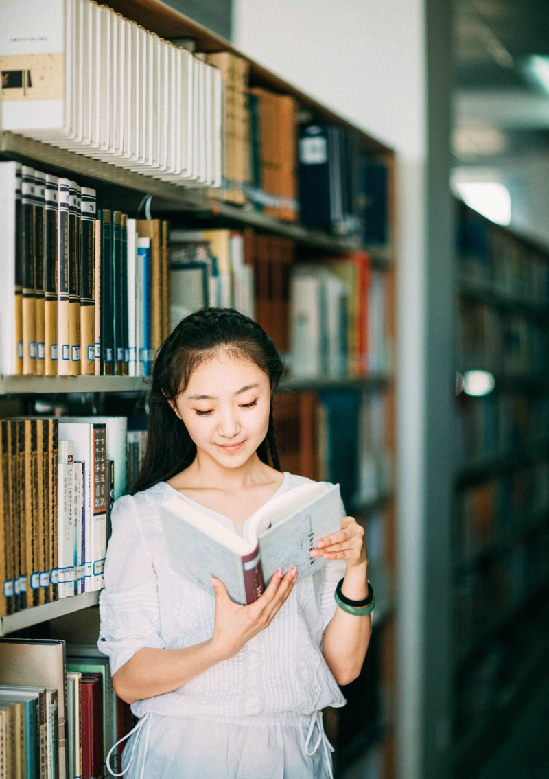 点击大图看下一张：图书馆内的素颜笑容可爱少女