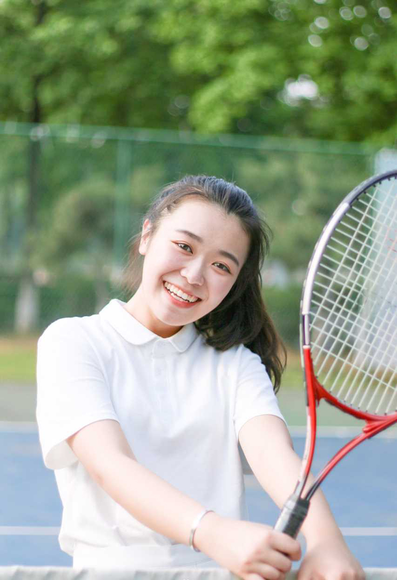 点击大图看下一张：马尾网球女孩可爱运动写真
