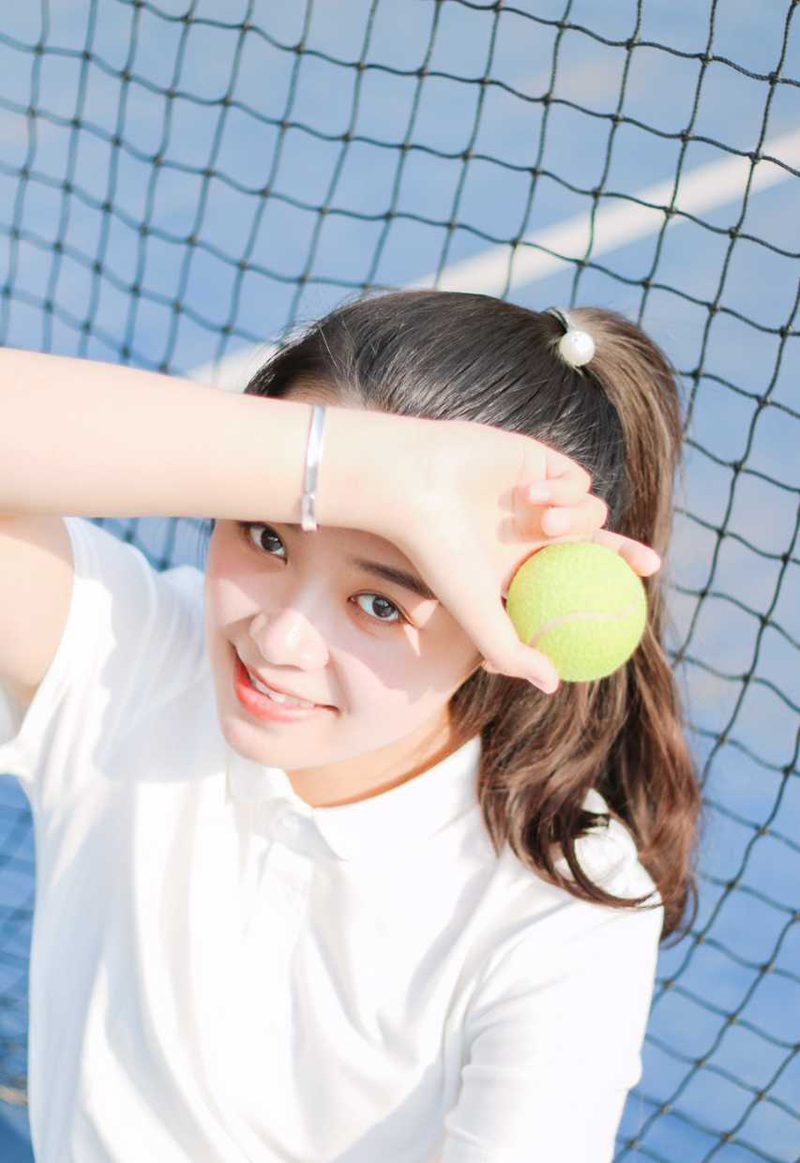 点击大图看下一张：马尾网球女孩可爱运动写真