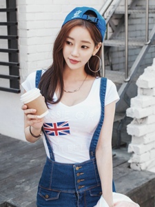 韩国街头朝搭时尚牛仔热裤美女白皙阳光甜美动人
