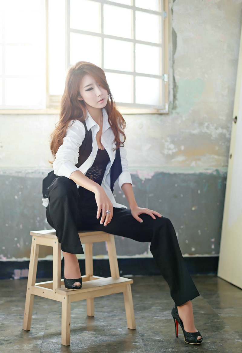 点击大图看下一张:韩国娇艳风骚高跟鞋美女露乳沟性感写真