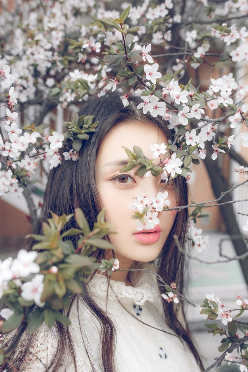点击大图看下一张：樱花树下的大眼清纯美女白皙甜美写真