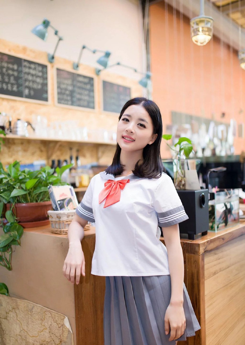 点击大图看下一张：学生制服清纯学生妹室内咖啡厅甜美写真