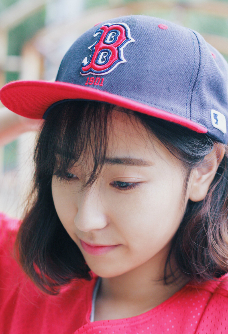 点击大图看下一张：清新红衣运动服甜美棒球少女运动写真