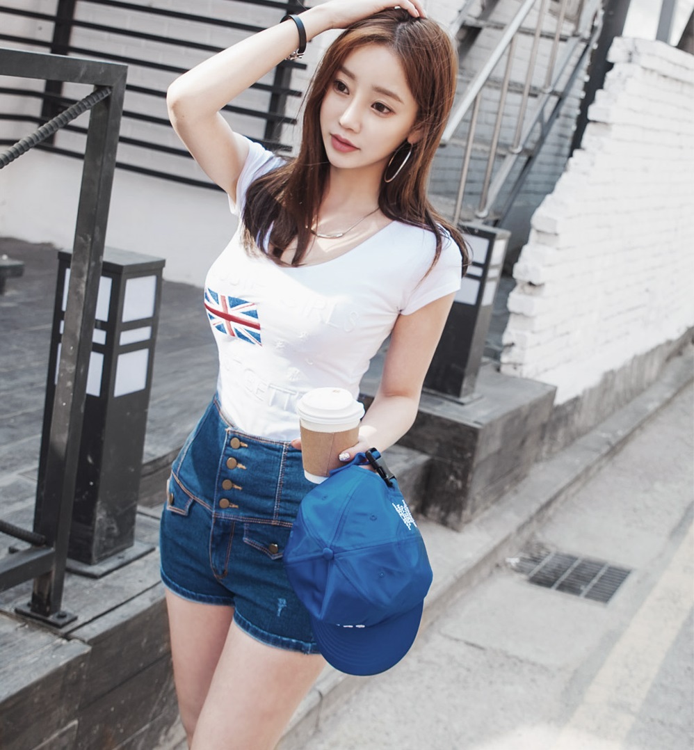 点击大图看下一张：韩国街头朝搭时尚牛仔热裤美女白皙阳光甜美动人