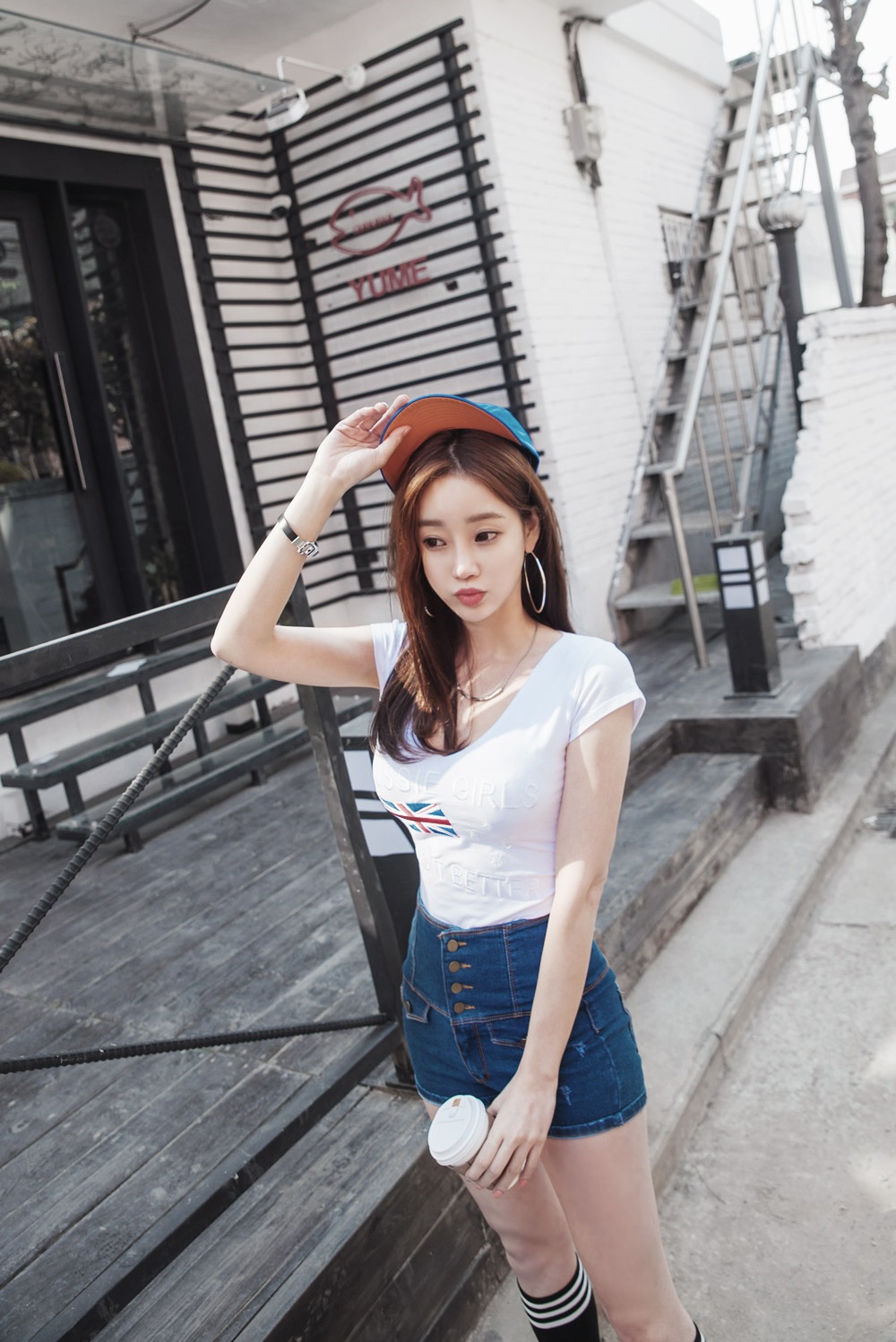 点击大图看下一张：韩国街头朝搭时尚牛仔热裤美女白皙阳光甜美动人