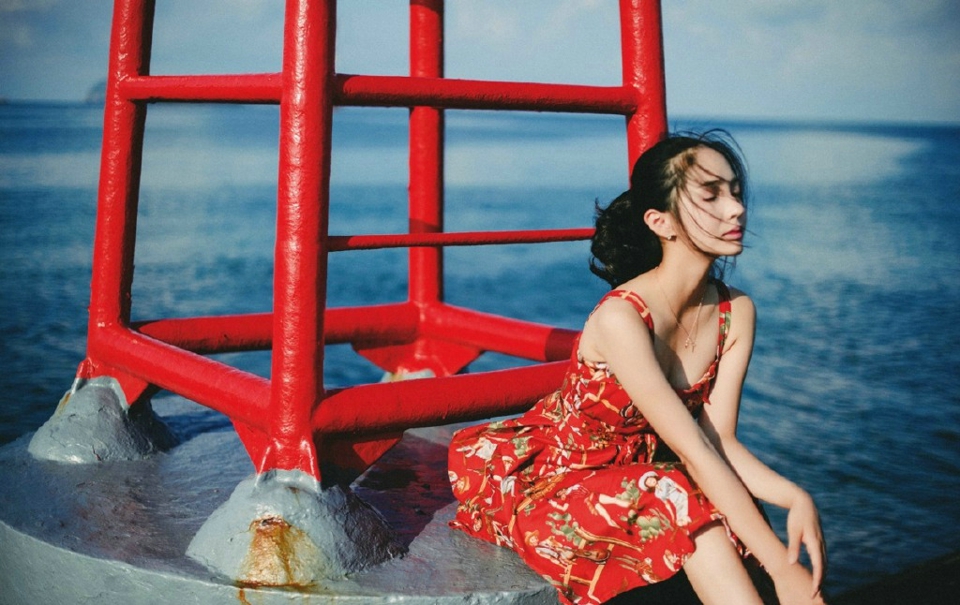 点击大图看下一张：海湾边的碎花红裙气质美女精致五官