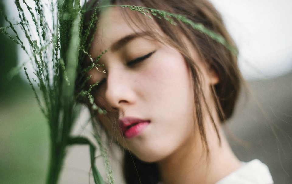 点击大图看下一张:英伦风美女户外鲜花魅力散发