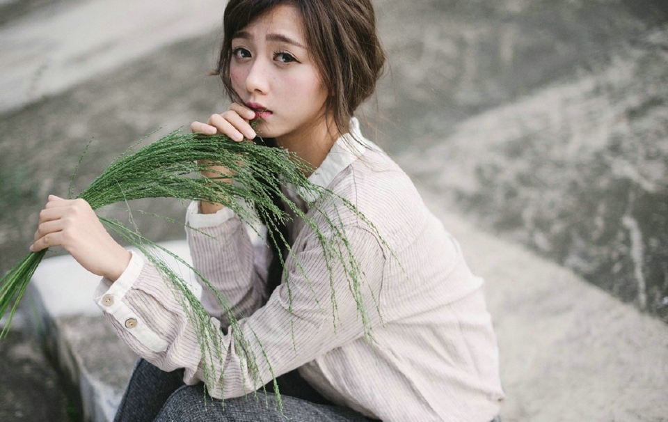 点击大图看下一张:英伦风美女户外鲜花魅力散发
