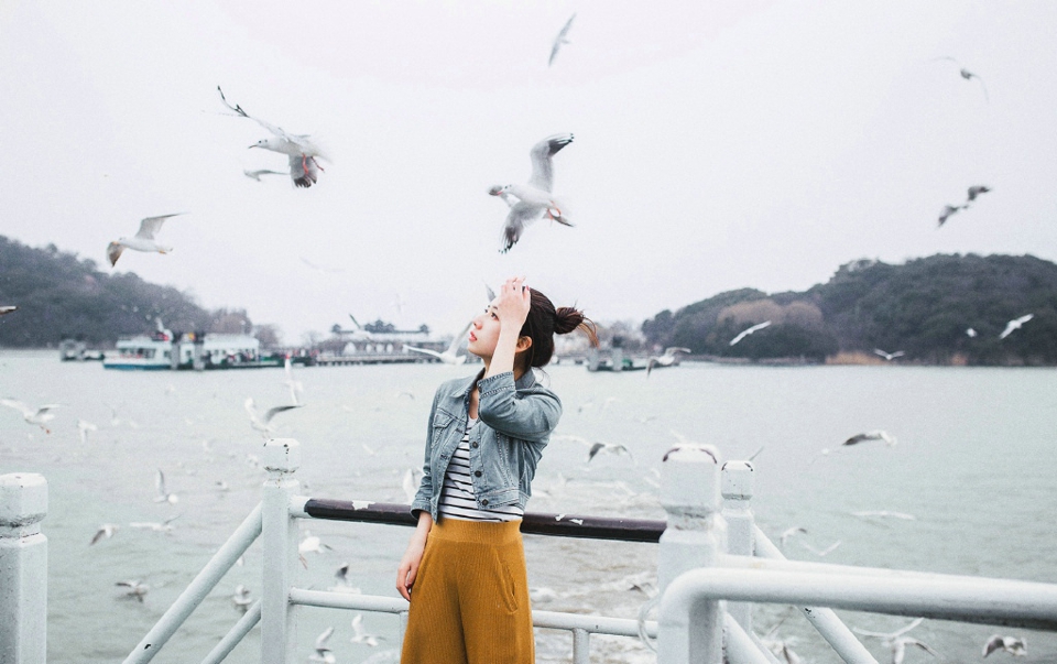 点击大图看下一张:游轮上的丸子头美女旅拍清新