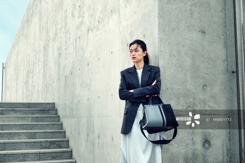 点击大图看下一张：全智贤西装配长裙优雅出镜