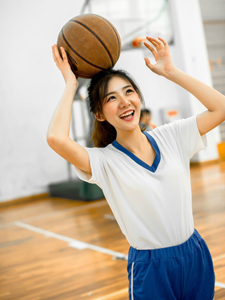 清纯少女化身篮球宝贝活力四射