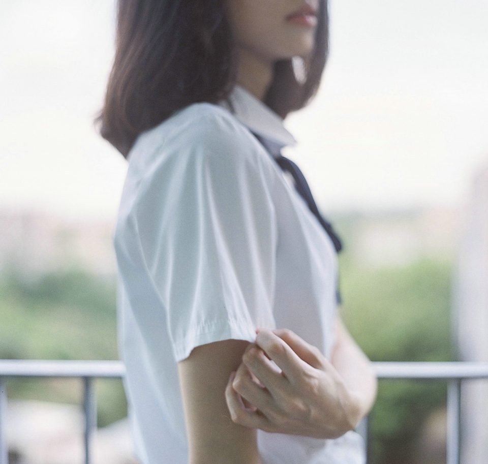 点击大图看下一张：漂亮校花校园内笑脸迷人青春养眼