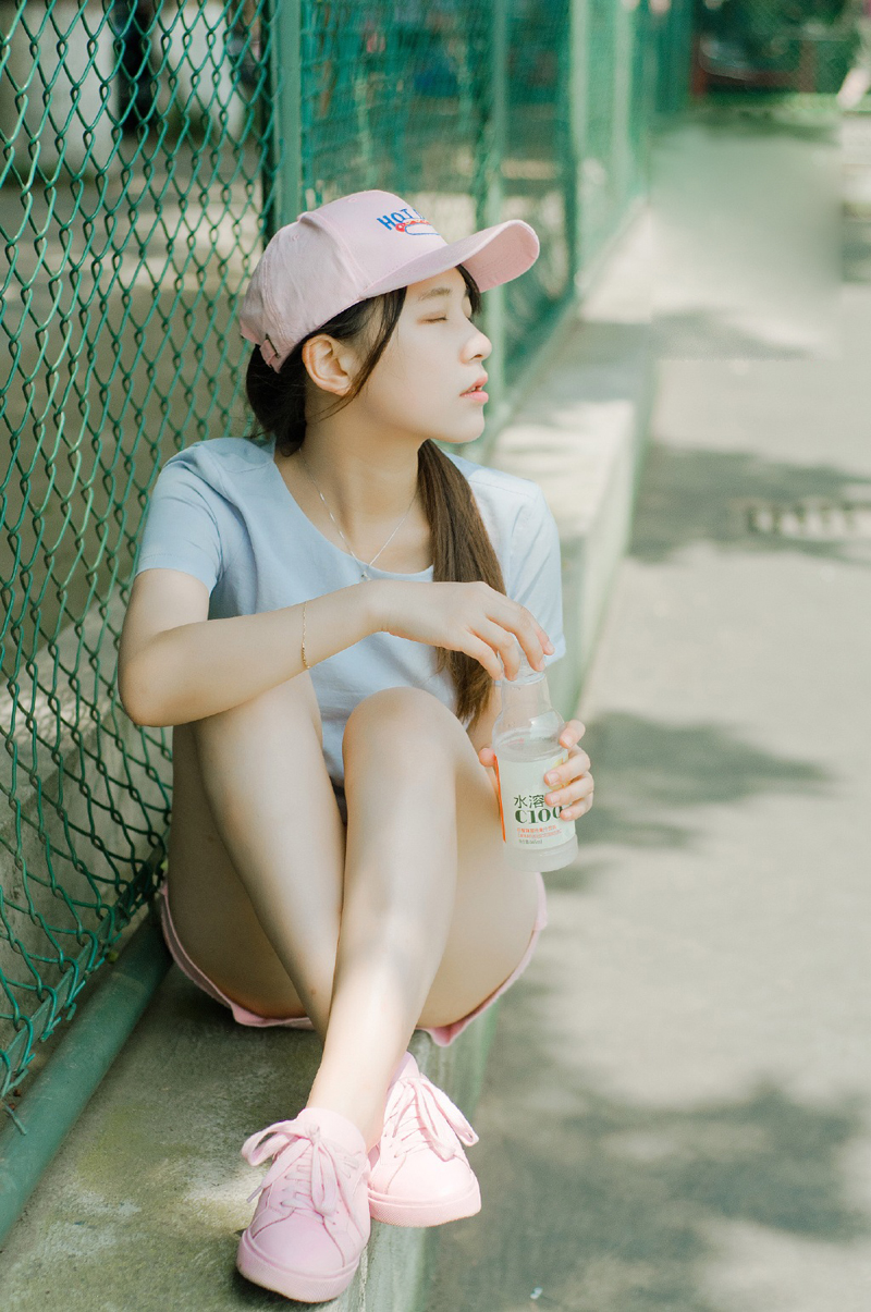 点击大图看下一张：白皙粉嫩棒球帽少女清凉可爱写真